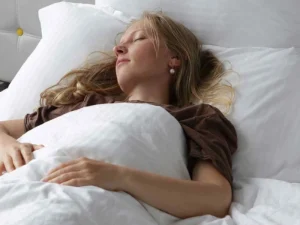 نحوه خوابیدن و نشستن بعد از لابیاپلاستی